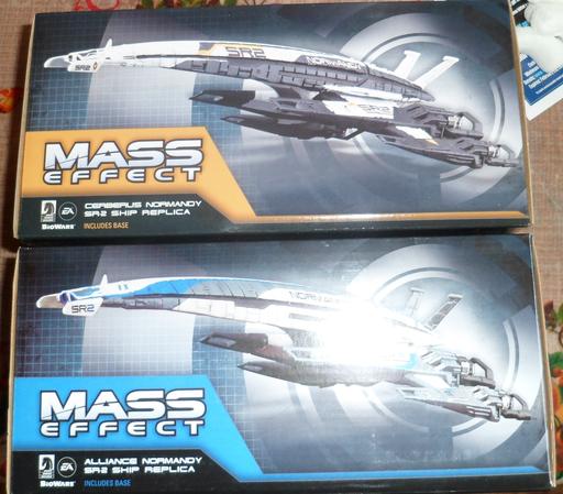 Mass Effect 2 - Mass Effect: Cerberus Normandy SR-2 Ship Replica